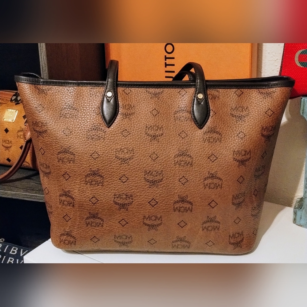 MCM Tote With MCM Bone Bag Charm And Card Of Authentication EUC - Picture 6 of 13